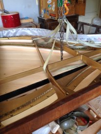 Mise en place du cadre d'un piano à queue